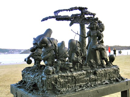 Snow white and the seven dwarfs, Astrup Fearnley garden, Oslo
