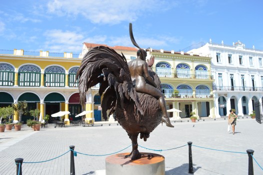 Statue by Roberto Fabelo called Viaje fantastico